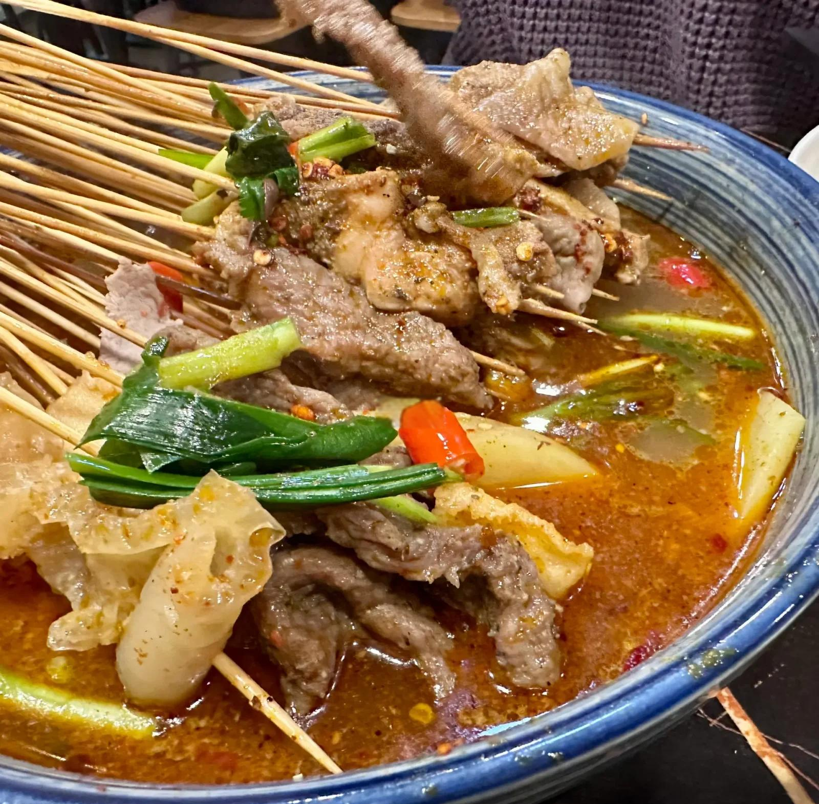 解读《黑社会》经典角色：串爆的江湖生存智慧与网络热梗演变