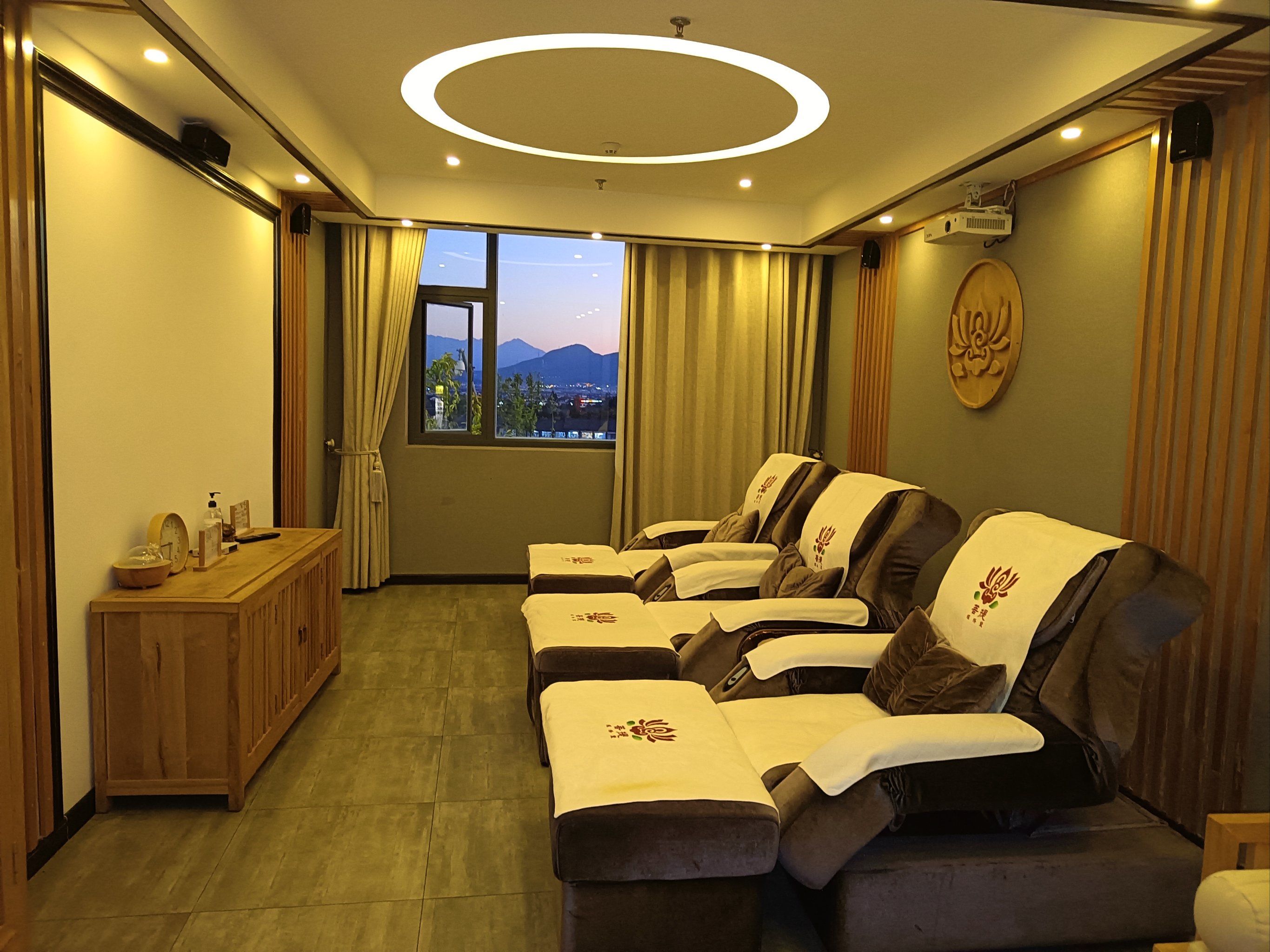 如何判断足浴店的正规性及服务质量，从细节看行业真相