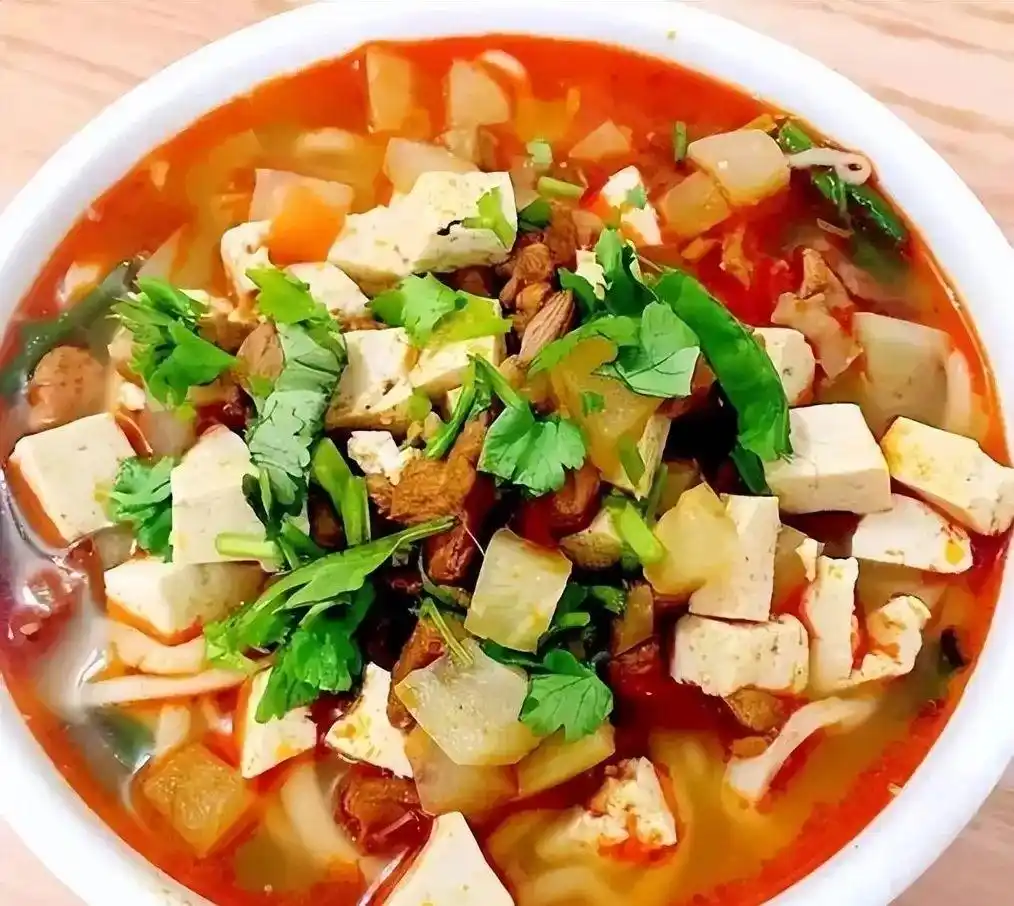 延安二道街夜市美食全攻略：省60%预算吃遍陕北特色