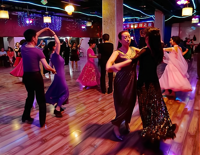 2024西安黑灯舞厅现状与体验全攻略，最新舞厅推荐与动态分析