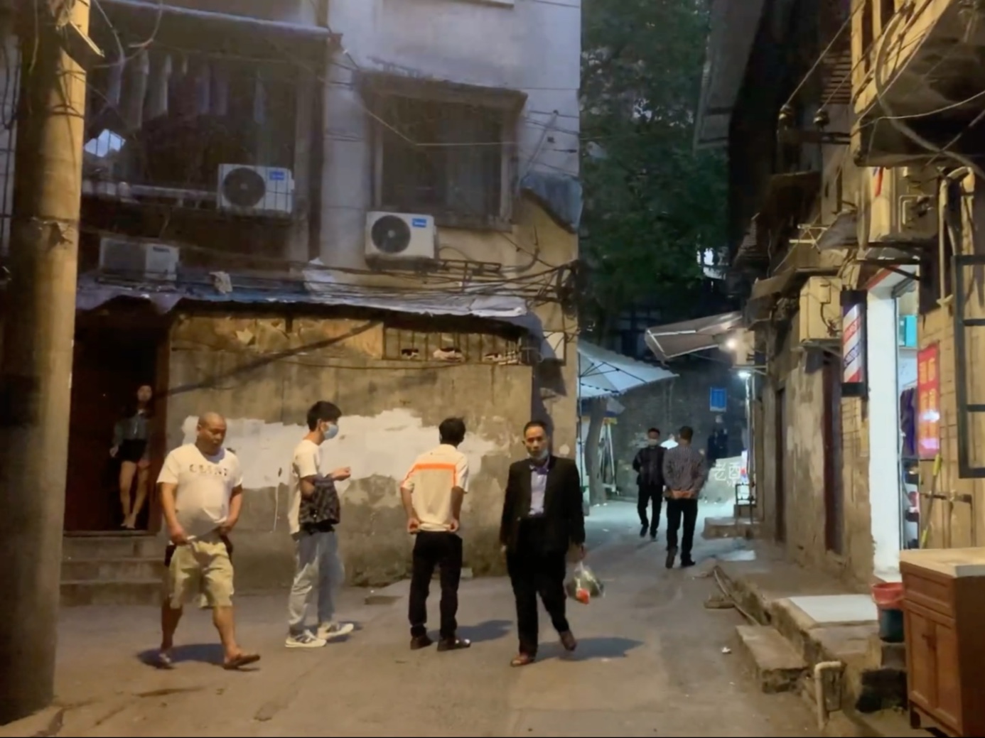 城中村按摩店200元服务争议调查，洞察灰色消费链与监管难题