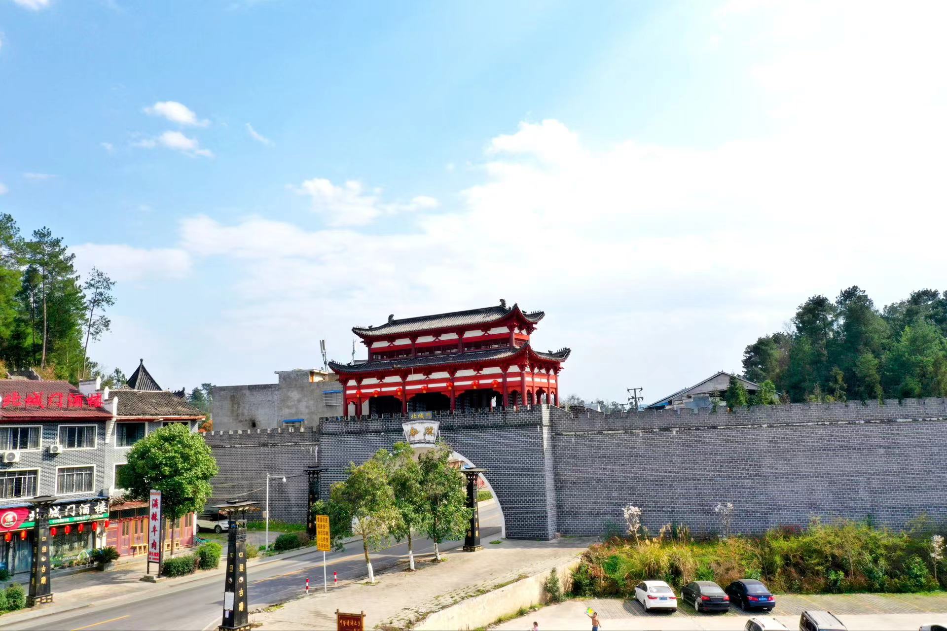 近期的一场辩论引发了争议！遵义火车站附近街边叫住宿的