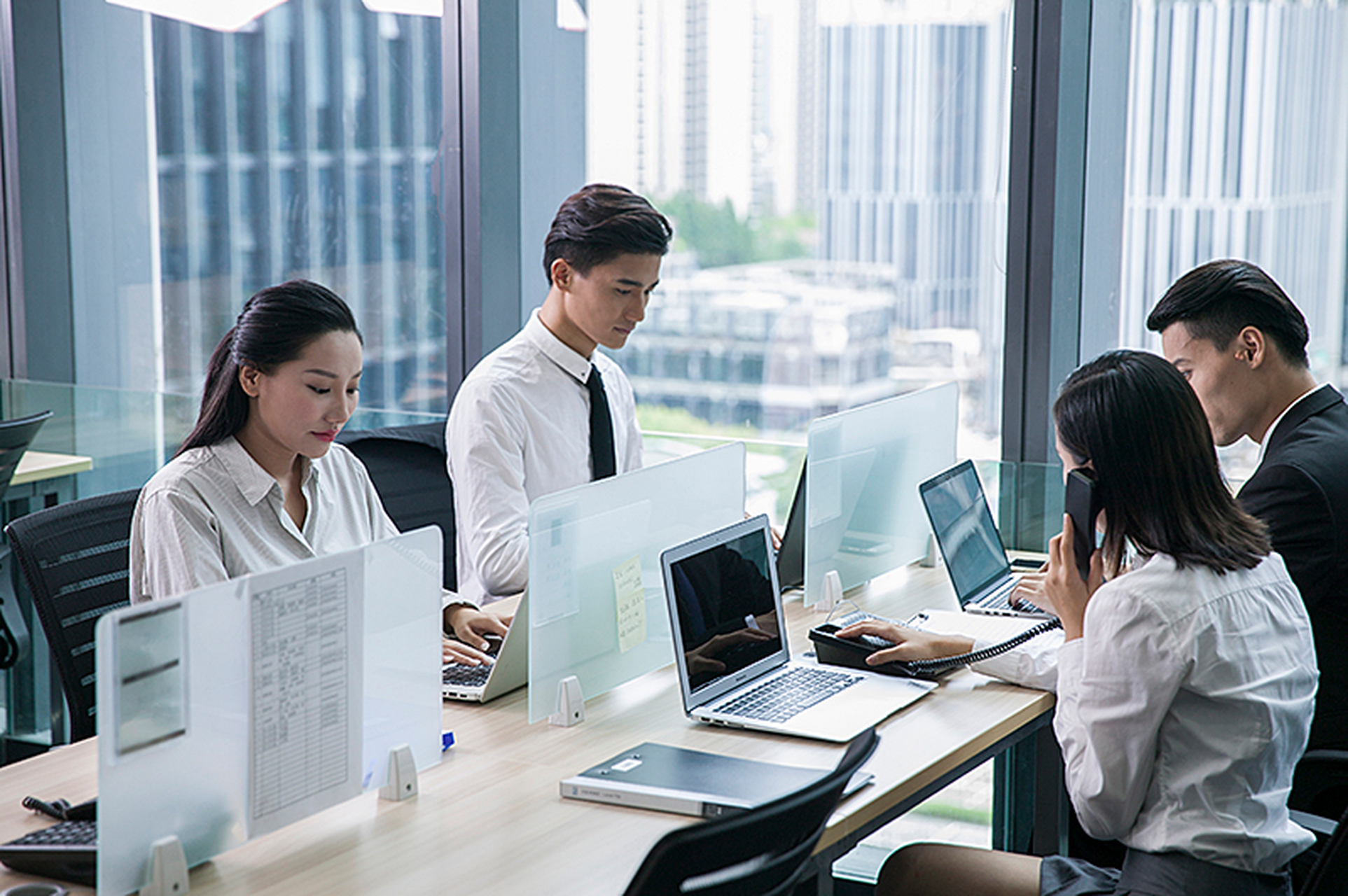 美女空降现象的社会镜像,职场丛林法则下的视觉博弈