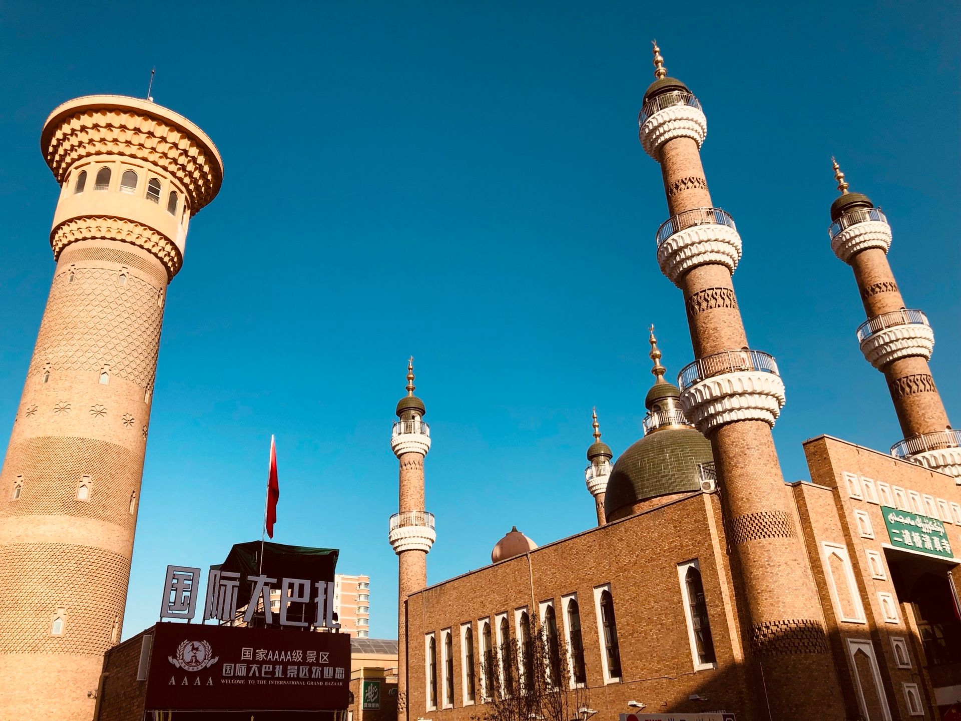 乌鲁木齐找服务多少钱——2025年最新行情全解析