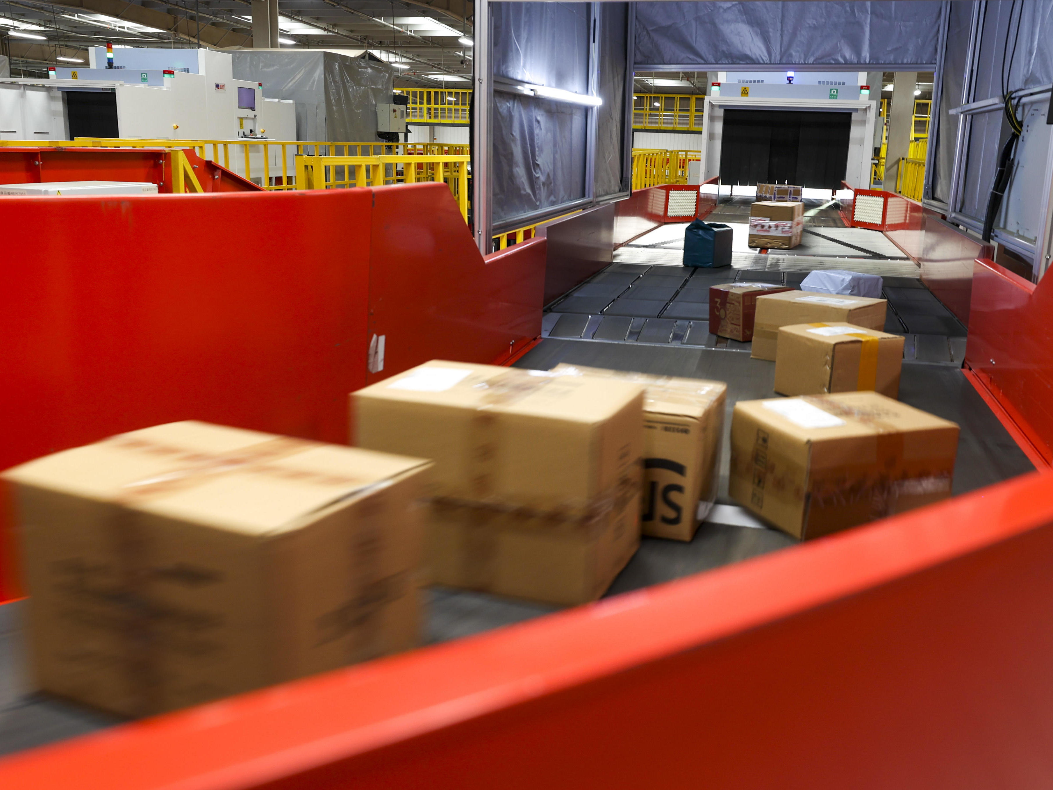 异地急件如何次日达?_揭秘全国900城空降服务省40%成本方案