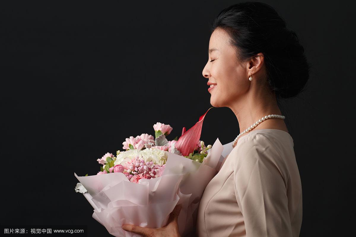 100米女人电话背后的生活智慧：揭示女性背后力量的秘密