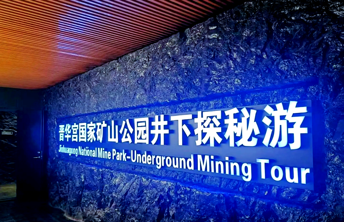 城中村站街姑娘的生存现状与职业选择探秘