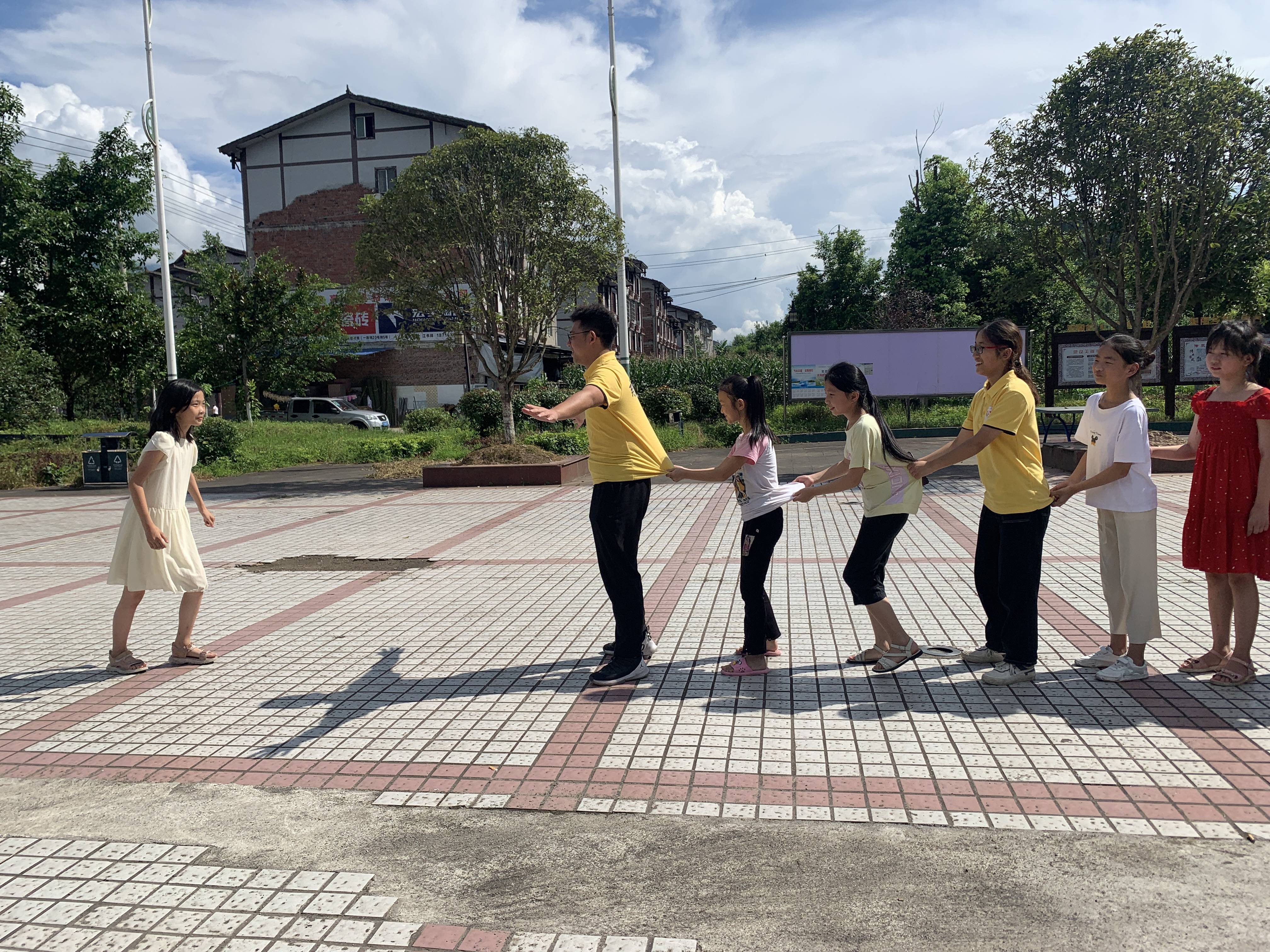 当'叫小妹电话'亲情暗号：我们如何找回消失的对话温度？