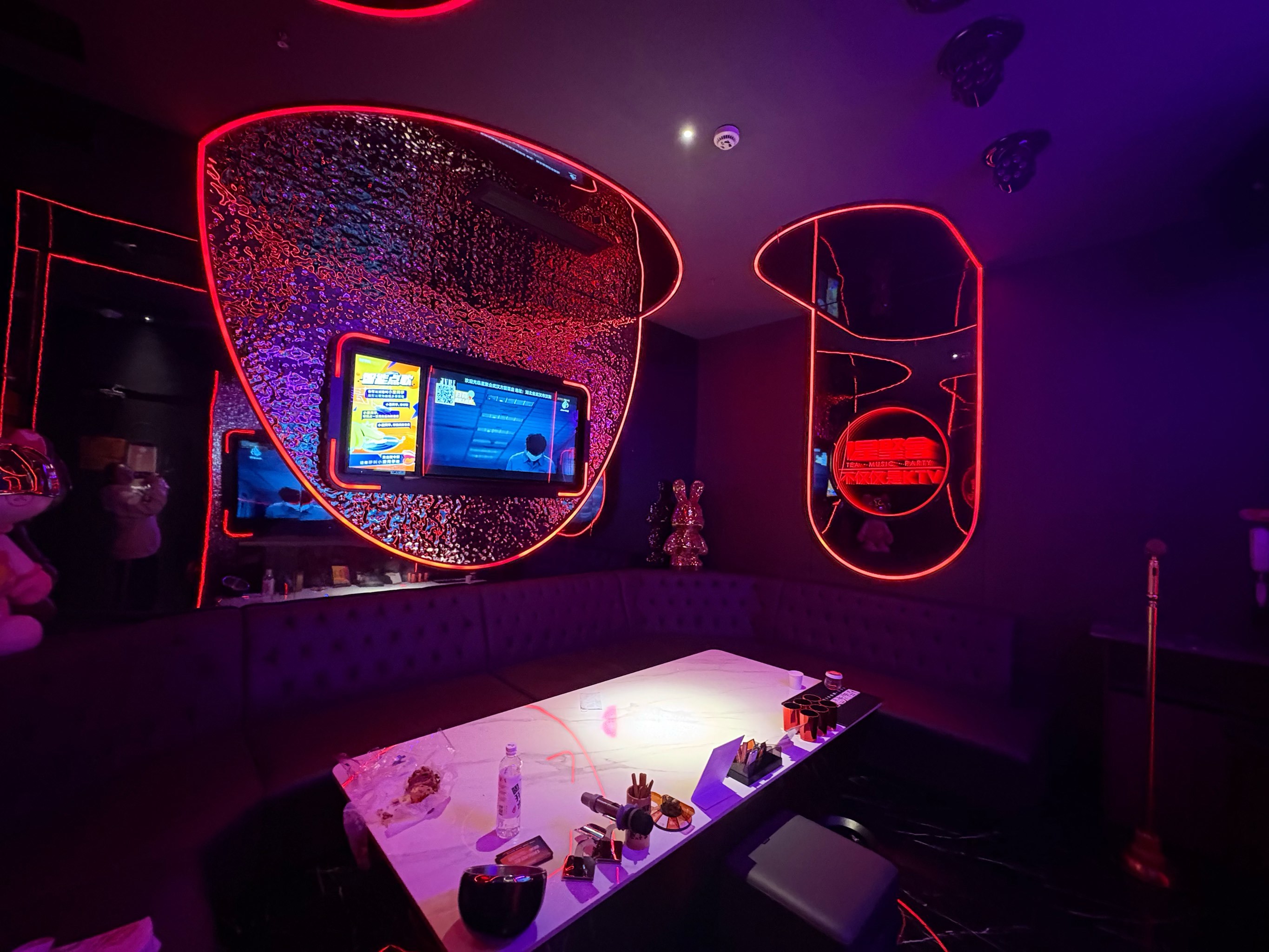 KTV陪侍过夜服务价格全揭秘：从明码标价到暗箱操作的行业生态链