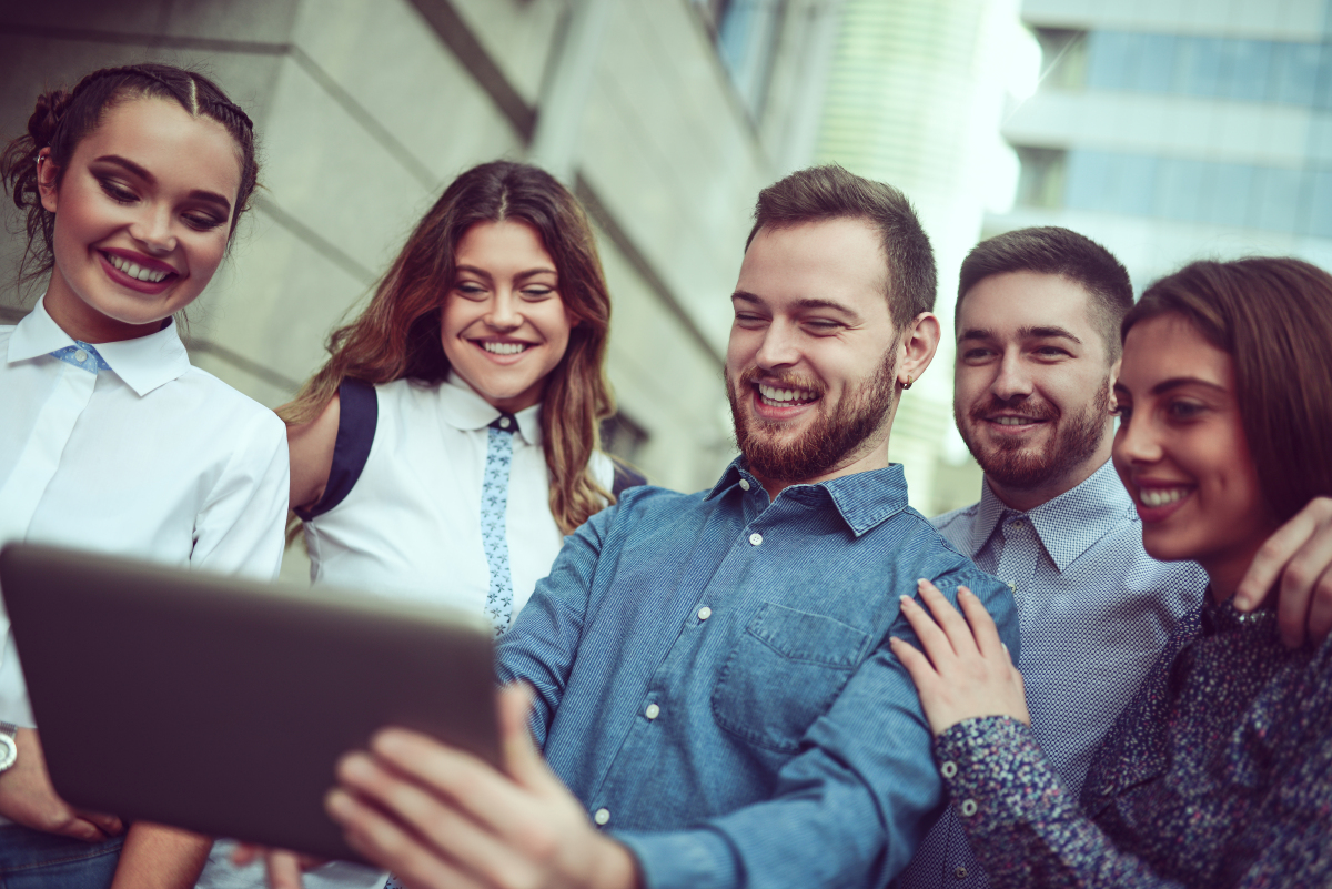 深夜来电背后的情感密码：当代人夜间联络行为全景观察