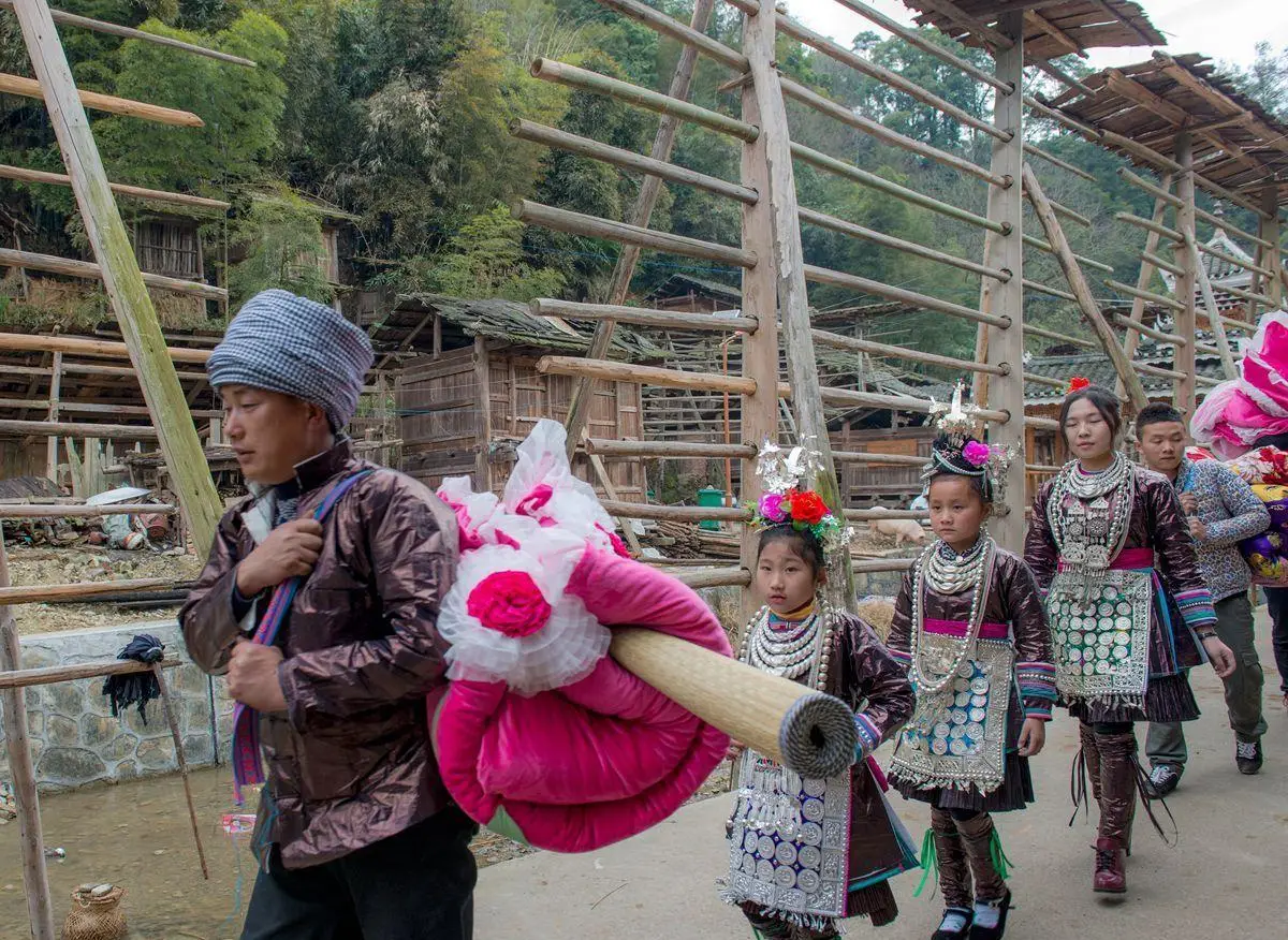 “换花草”有科学依据?贵州占里村的生育现象如何科学...