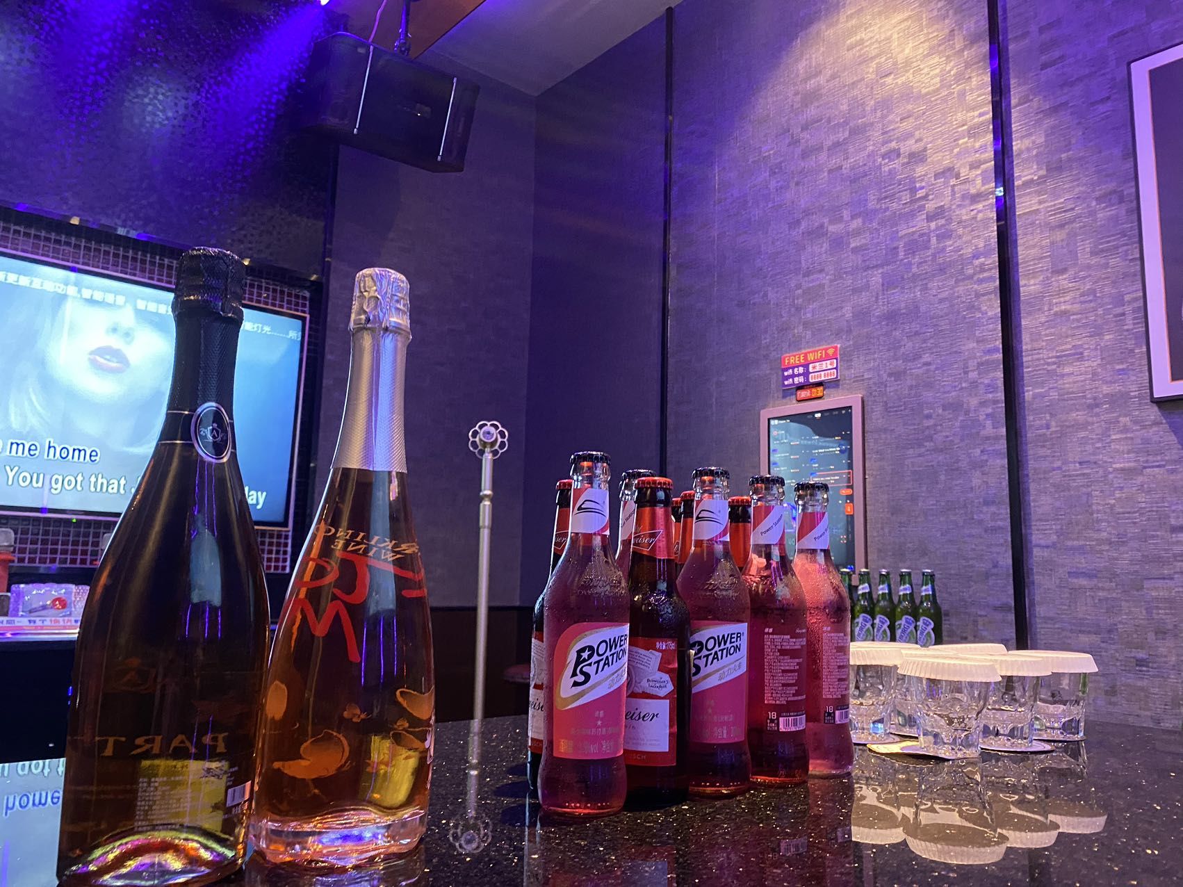 KTV陪侍人员作息权益探讨，夜间工作者的睡眠困境与行业规范解析