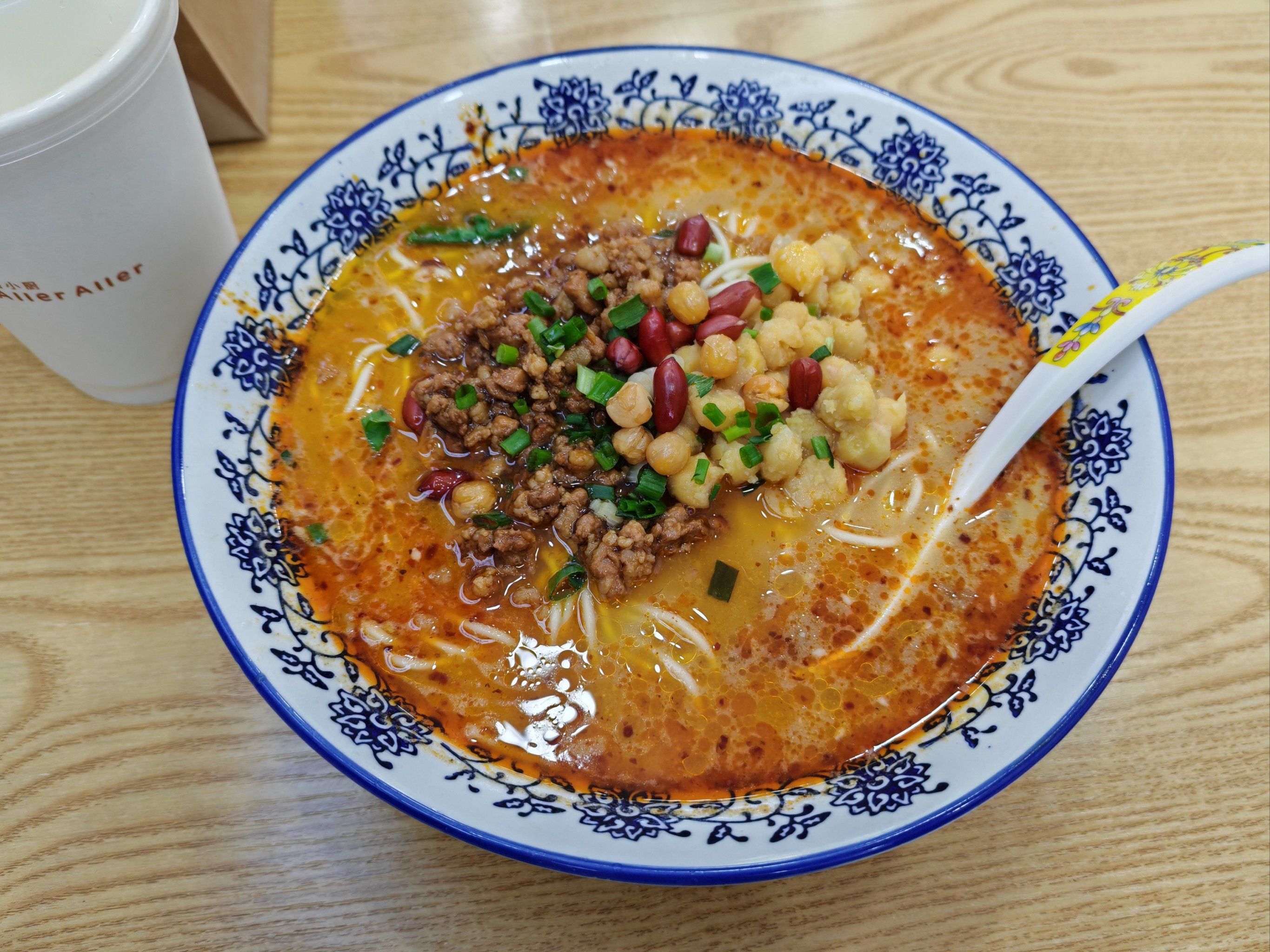 重庆妹子约快餐：从街头小面到网红冒菜的舌尖速度战升级版